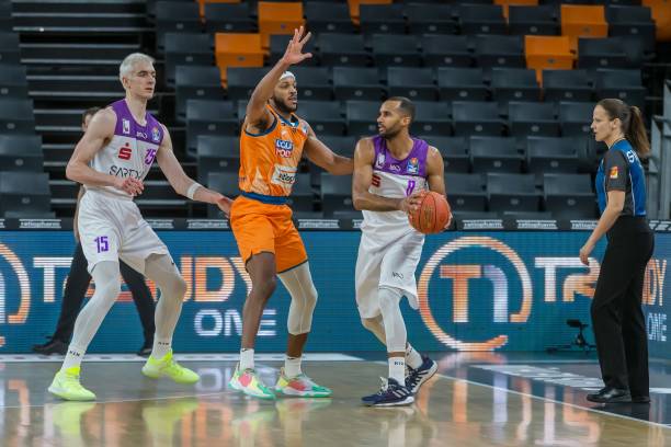 胜步行者 胜步行者